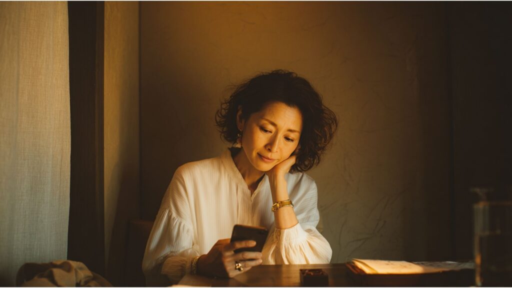 外国人異性がビデオ通話を避ける時に、本人確認や会話の流れを確認するイメージ