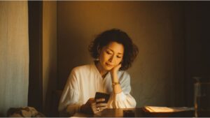 外国人異性がビデオ通話を避ける時に、本人確認や会話の流れを確認するイメージ
