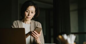 翻訳アプリで外国人メッセージを確認しても違和感が残る時に、会話の流れを整理するイメージ